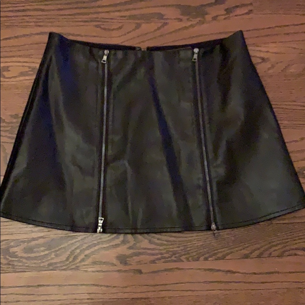 BCBG FAUX LEATHER ZIP MINI SKIRT.